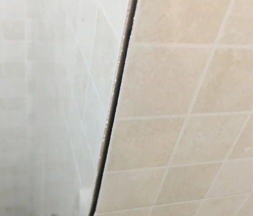 来宾瓷砖空鼓维修公司分享阳台瓷砖脱落的修复过程可以分为以下几个步骤